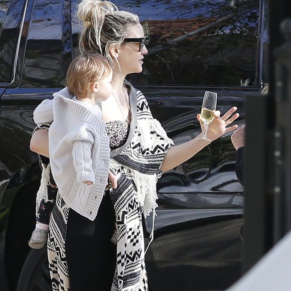 Kate Hudson fête ses 41 ans sur le thème du drive-in, pour respecter la distance sociale pendant l'épidémie de coronavirus (COVID-19). Elle porte sa fille Rani Rose. Pacific Palisades, le 19 avril 2020.