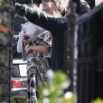 Kate Hudson fête ses 41 ans sur le thème du drive-in, pour respecter la distance sociale pendant l'épidémie de coronavirus (COVID-19). Elle porte sa fille Rani Rose. Pacific Palisades, le 19 avril 2020.