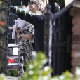 Kate Hudson fête ses 41 ans sur le thème du drive-in, pour respecter la distance sociale pendant l'épidémie de coronavirus (COVID-19). Elle porte sa fille Rani Rose. Pacific Palisades, le 19 avril 2020.