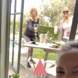 Kate Hudson fête ses 41 ans à son domicile, avec sa mère Goldie Hawn. Pacific Palisades, le 19 avril 2020.