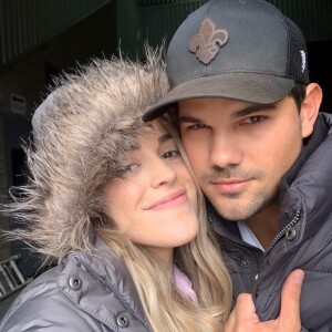 Taylor Lautner et sa partenaire Taylor Renee Dome sur Instagram. Le 18 mars 2020.
