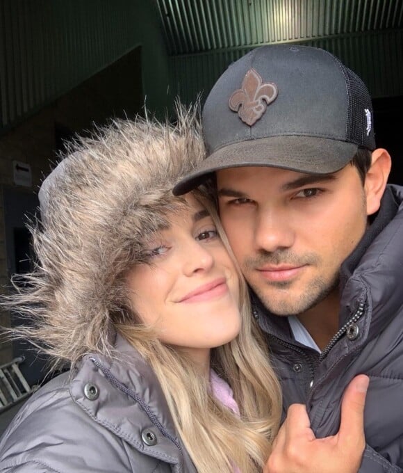 Taylor Lautner et sa partenaire Taylor Renee Dome sur Instagram. Le 18 mars 2020.