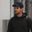 Exclusif - Taylor Lautner et son père Daniel arrivent à l'aéroport de LAX à Los Angeles, le 25 novembre 2017.