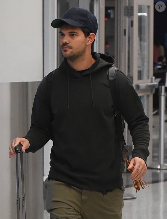 Exclusif - Taylor Lautner et son père Daniel arrivent à l'aéroport de LAX à Los Angeles, le 25 novembre 2017.