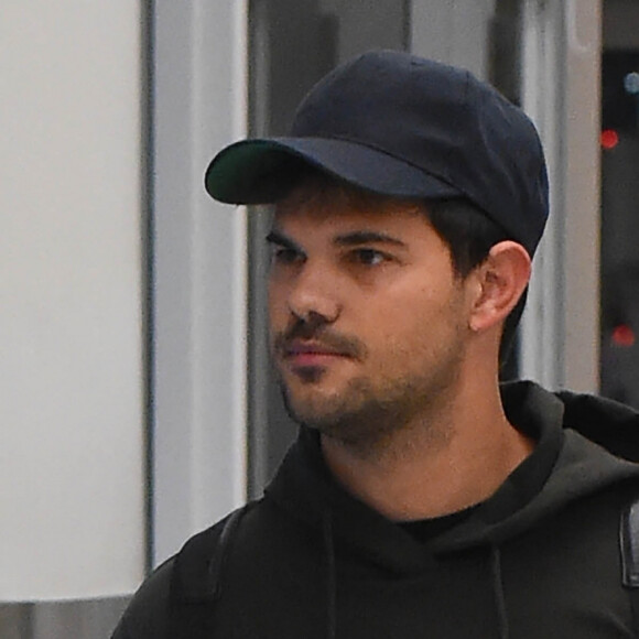 Exclusif - Taylor Lautner et son père Daniel arrivent à l'aéroport de LAX à Los Angeles, le 25 novembre 2017.