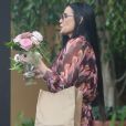 Exclusif - Demi Moore quitte l'hôtel West Hollywood Edition avec deux bouquets de fleurs à Los Angeles le 24 janvier 2020.