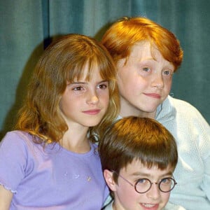 Emma Watson, Daniel Radcliffe et Rupert Grint pendant une conférence de presse à Londres, le 24 août 2000. 