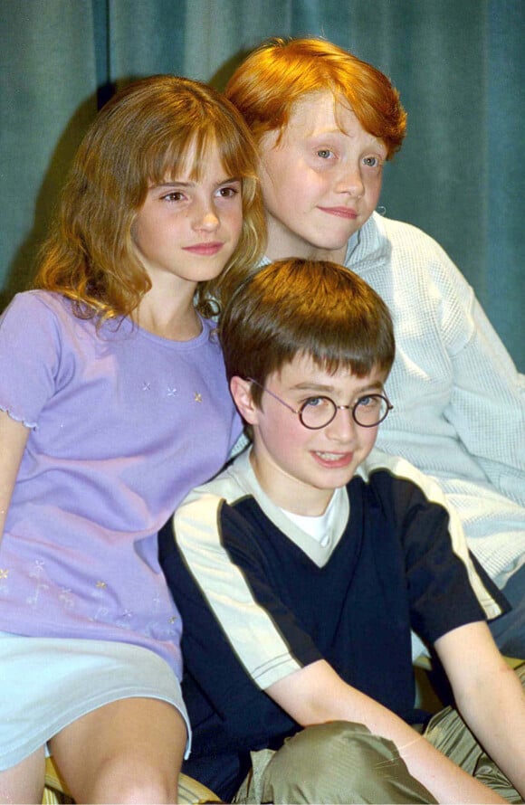 Emma Watson, Daniel Radcliffe et Rupert Grint pendant une conférence de presse à Londres, le 24 août 2000. 