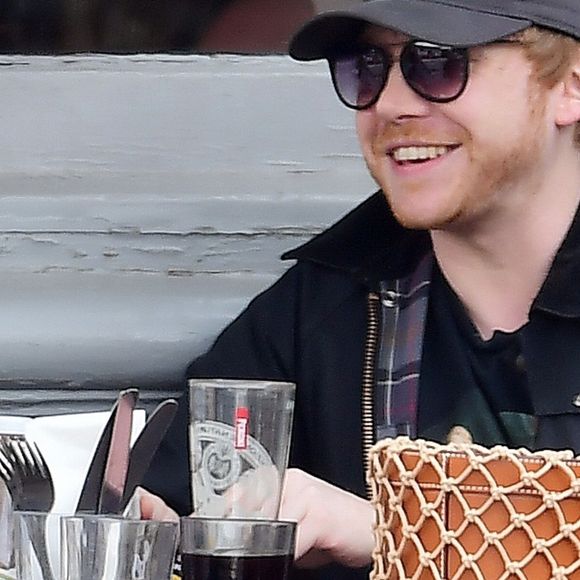 Exclusif - Rupert Grint et sa compagne Georgia Groome déjeunent avec des amis à Londres. Les deux amoureux portent la même bague et la rumeur court depuis quelques jours qu'un mariage se prépare. Londres, le 17 avril 2019