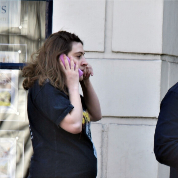 Exclusif - Rupert Grint et sa compagne Georgia Groome (enceinte) sortent faire des emplettes à Londres, sans protection contre le coronavirus (COVID-19).