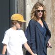 Exclusif - Julia Roberts se balade main dans la main avec son fils Henry dans les rues de Malibu à Los Angeles, le 26 octobre 2019.