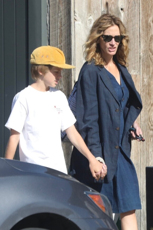 Exclusif - Julia Roberts se balade main dans la main avec son fils Henry dans les rues de Malibu à Los Angeles, le 26 octobre 2019.