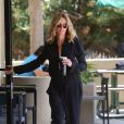 Exclusif - Julia Roberts porte une combinaison pantalon noire à la sortie d'un Starbucks dans le quartier de Pacific Palisades à Los Angeles, le 27 août 2019.