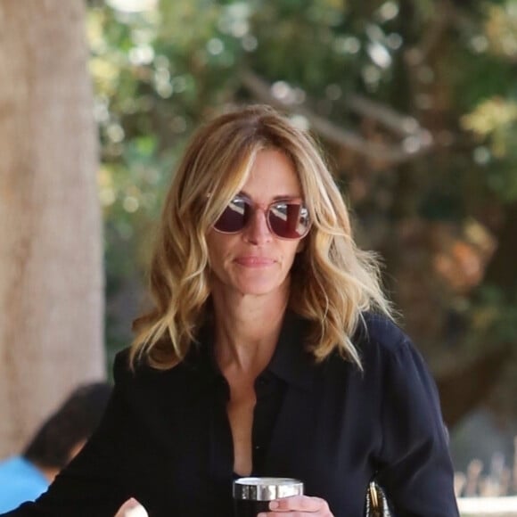 Exclusif - Julia Roberts porte une combinaison pantalon noire à la sortie d'un Starbucks dans le quartier de Pacific Palisades à Los Angeles, le 27 août 2019.