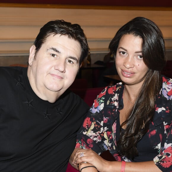 Exclusif -  Pierre Ménès et sa femme Mélissa Acosta - After-Show - On refait les grands Duos d'Humour au Théâtre de Paris , à Paris le 29 mai 2018 - Backstage de l'enregistrement de l'émission "On refait les grands duos d'humour" au Théâtre de Paris, diffusée le 21 septembre sur France 3. Le 29 mai 2018 © Romual Meigneux-Pierre Perusseau / Bestimage