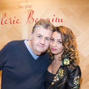 Exclusif - Pierre Ménès et sa compagne Mélissa Acosta - Lancement de la collection capsule "Max & Moi vu par Valérie Benaïm" à Paris, le 20 octobre 2017. La nouvelle collection est en vente dans tous les magasins Max & Moi en France et sur le e-shop www.maxetmoi.com ainsi que chez tous les revendeurs de la marque. Valérie Benaïm a dessiné une dizaine de pièces : legging en cuir strech 100% français, manteau en laine, pulls en cachemire, pantalon "jogging" en cachemire, caraco en soie, bonnets, écharpes et gants en cachemire avec sequins et cristaux. Une partie des recettes sera reversée à l'association "Juste Humain" dont elle est la marraine. Cette association s'occupe d'améliorer le bien-être des malades et de leurs familles via les arts et la culture. © Cyril Moreau/Bestimage