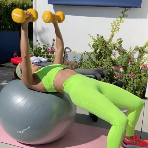 Eva Longoria, confinée chez elle, fait du sport dans son jardin. Avril 2020.