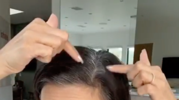 Eva Longoria dévoile ses cheveux gris et une astuce pour les cacher