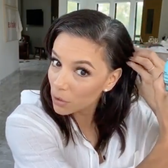 Eva Longoria colore ses racines grises avec le Magic Root Cover Up de L'Oréal Paris. Avril 2020.