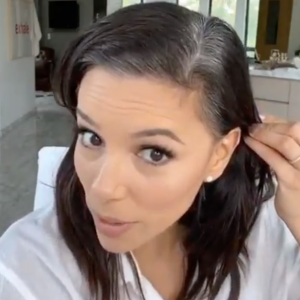 Eva Longoria colore ses racines grises avec le Magic Root Cover Up de L'Oréal Paris. Avril 2020.