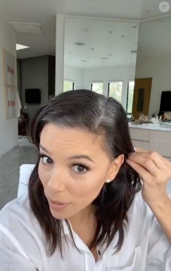 Eva Longoria colore ses racines grises avec le Magic Root Cover Up de L'Oréal Paris. Avril 2020.