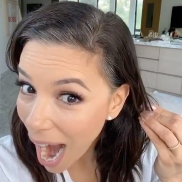 Eva Longoria colore ses racines grises avec le Magic Root Cover Up de L'Oréal Paris. Avril 2020.