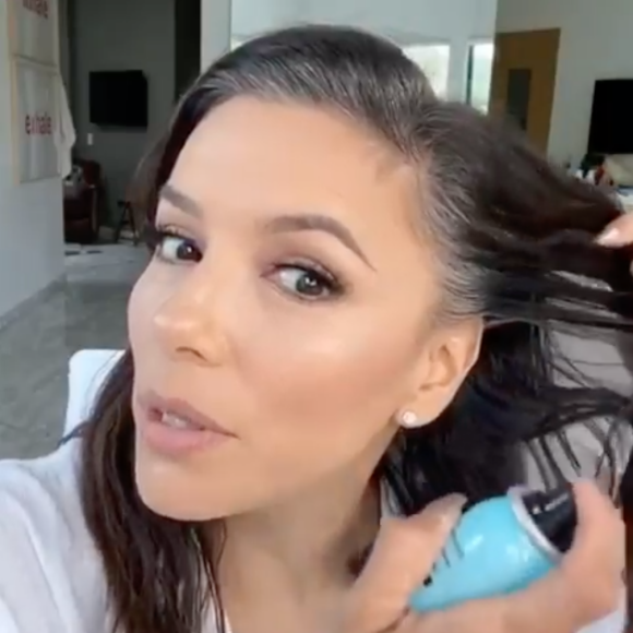 Eva Longoria colore ses racines grises avec le Magic Root Cover Up de L'Oréal Paris. Avril 2020.