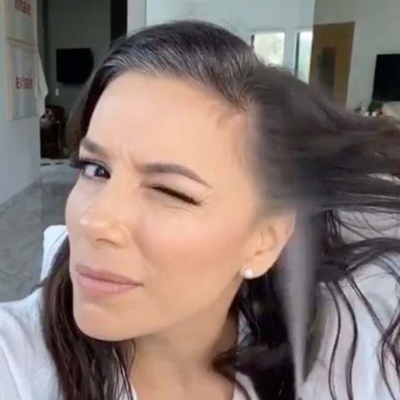 Eva Longoria colore ses racines grises avec le Magic Root Cover Up de L'Oréal Paris. Avril 2020.