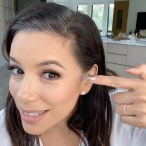 Eva Longoria colore ses racines grises avec le Magic Root Cover Up de L'Oréal Paris. Avril 2020.