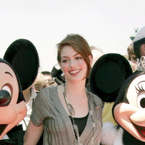 Anne Hathaway à la première du film "Princesse malgré elle 2" à Anaheim, en Californie, en 2004.