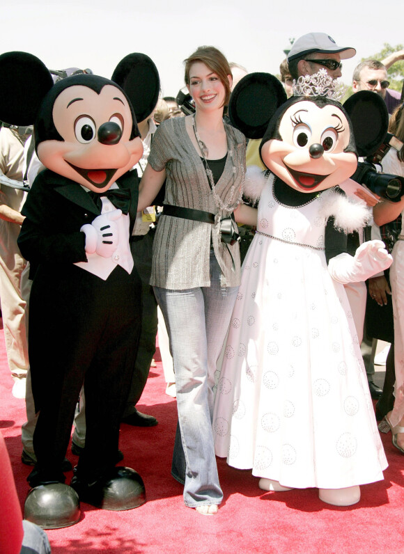 Anne Hathaway à la première du film "Princesse malgré elle 2" à Anaheim, en Californie, en 2004.
