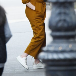 Exclusif - Anne Hathaway dans les rues du quartier de Upper West Side à New York, le 10 mars 2020.