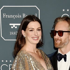 Anne Hathaway et son mari Adam Shulman - lors de la 25ème édition de la soirée des Critics Choice Awards au Barker Hangar à Santa Monica, Los Angeles, Californie, Etats-Unis, le 12 janvier 2020.