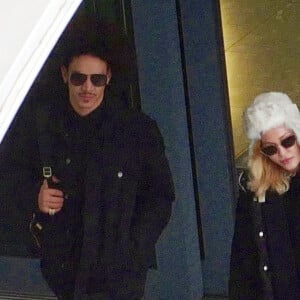 Madonna et son supposé nouveau compagnon Ahlamalik Williams arrivent à l'aéroport de Londres le 28 décembre 2019.