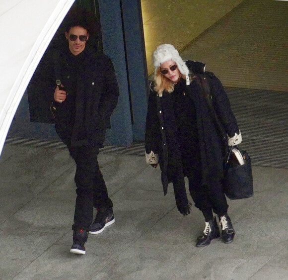Madonna et son supposé nouveau compagnon Ahlamalik Williams arrivent à l'aéroport de Londres le 28 décembre 2019.