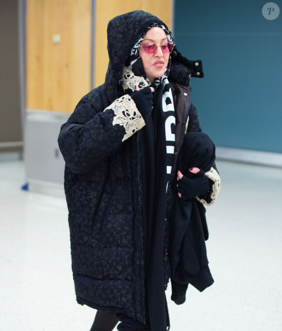 Madonna et son supposé compagnon Ahlamalik Williams à l'aéroport de New York le 27 décembe 2019.