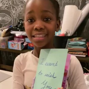 Estere et Stella montrent leur cadeau pour Ahlamalik Williams, le 24 avril 2020.