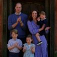Le prince William, Kate Middleton et leurs trois enfants applaudissent le personnel soignant devant leur demeure d'Anmer Hall, dans le Norfolk, le 23 avril 2020.
