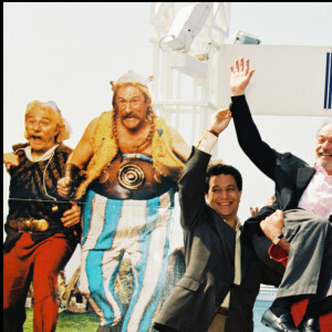 Christian Clavier, Claude Berri, Gérard Depardieu et Laetitia Casta au Festival de Cannes 1998 pour le film "Astérix et Obélix contre César".