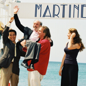 Christian Clavier, Claude Berri, Gérard Depardieu et Laetitia Casta au Festival de Cannes 1998 pour le film "Astérix et Obélix contre César".