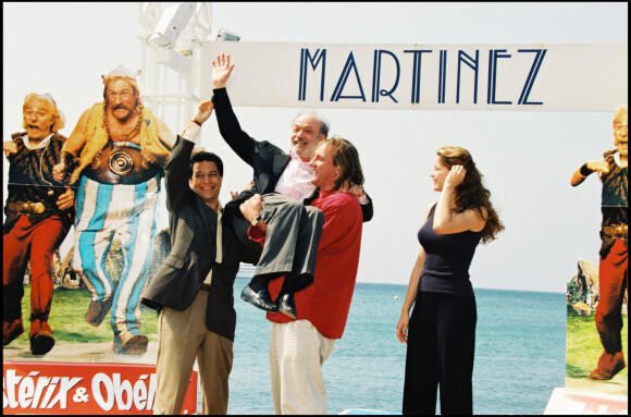 Christian Clavier, Claude Berri, Gérard Depardieu et Laetitia Casta au Festival de Cannes 1998 pour le film "Astérix et Obélix contre César".