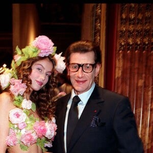 Laetitia Casta et Yves Saint Laurent après le défilé de la collection haute couture printemps-été 1999 à Paris.