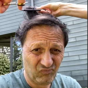 Mareva Galanter coupe les cheveux de son mari Arthur - Instagram, 27 avril 2020