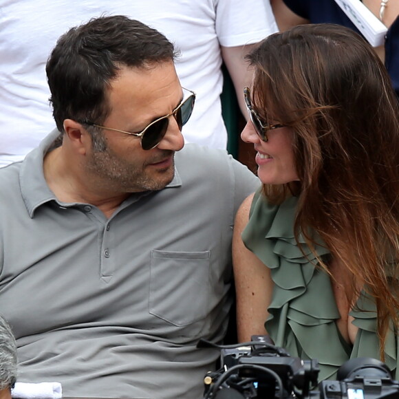 Arthur (Jacques Essebag) et sa compagne Mareva Galanter dans les tribunes lors de la finale homme des Internationaux de Tennis de Roland-Garros à Paris, le 11 juin 2017. © Jacovides-Moreau/Bestimage