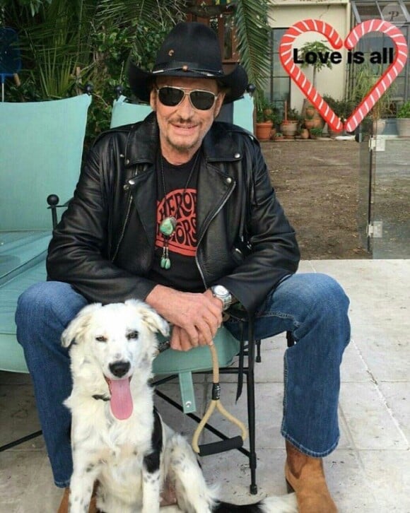 Johnny Hallyday avec sa chienne Cheyenne le 9 janvier 2017.