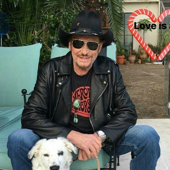 Johnny Hallyday avec sa chienne Cheyenne le 9 janvier 2017.