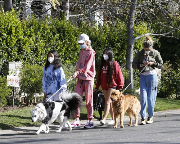 Laeticia Hallyday promène ses chiens dans le quartier de Pacific Palisades, à Los Angeles, avec ses filles Jade et Joy, le 3 avril 2020.