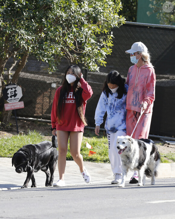 Laeticia Hallyday promène ses chiens dans le quartier de Pacific Palisades, à Los Angeles, avec ses filles Jade et Joy, le 3 avril 2020.