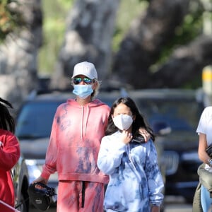 Laeticia Hallyday promène ses chiens dans le quartier de Pacific Palisades, à Los Angeles, avec ses filles Jade et Joy, le 3 avril 2020.