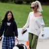 Laeticia Hallyday et ses filles Jade, 15 ans, et Joy, 11 ans, promènent leur chien Cheyenne dans le quartier de Brentwood à Los Angeles, pendant la période de confinement liée à l'épidémie de coronavirus (Covid-19), le 1er avril 2020.